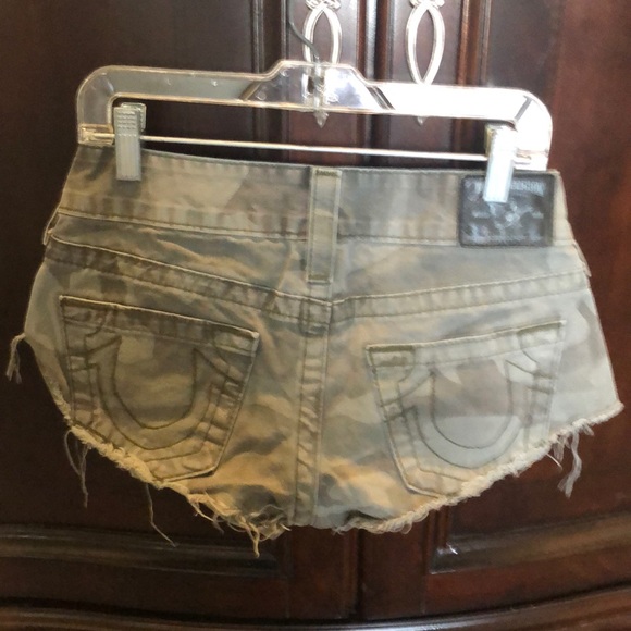 Bobby camo cutoff shorts True Religion size 24 - Picture 3 of 4